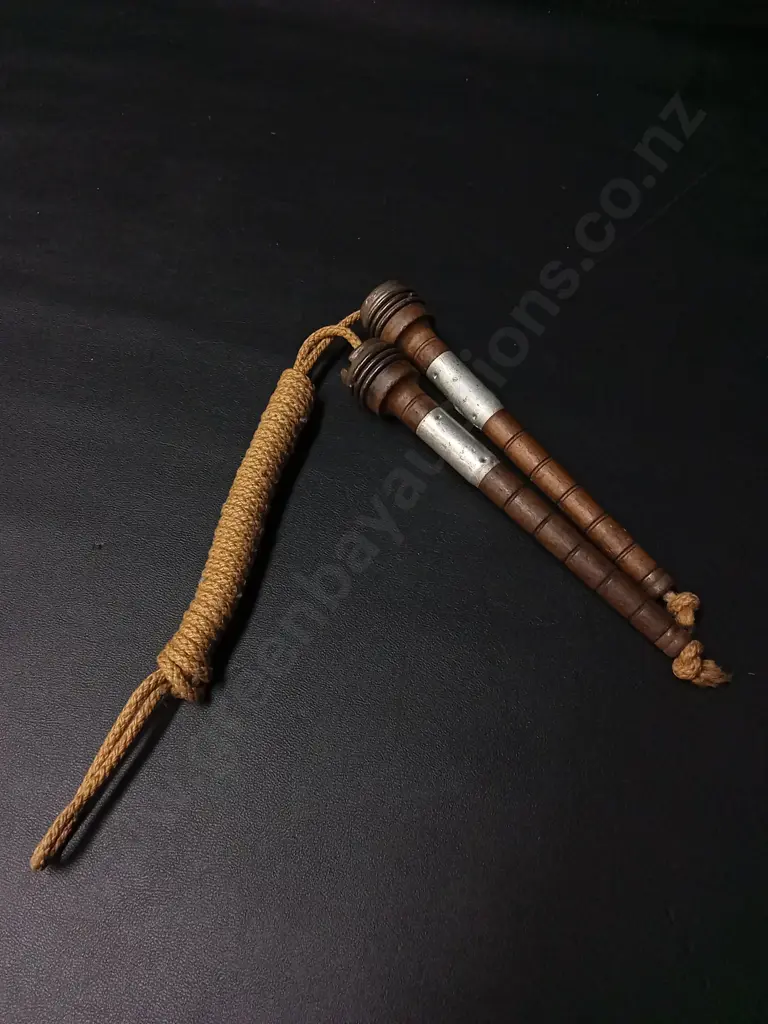 VINTAGE SKIPPING ROPE WITH WOODEN HANDLES Image 1++