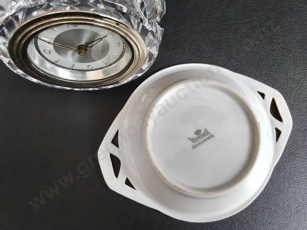 VINTAGE WESTMORE GERMANY CRYSTAL DESK CLOCK, AND VICTORIA CZECHOSLOVAKIA HAND PAINTED SOUVENIR DISH, TALLEST H 9 CM Image 1++