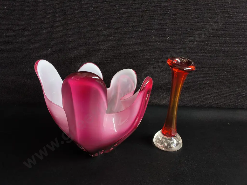 VINTAGE MID CENTURY ART GLASS, PINK HANDKERCHIEF LOTUS VASE AND ORANGE BUD VASE, TALLEST H 16.5 CM Image 1++