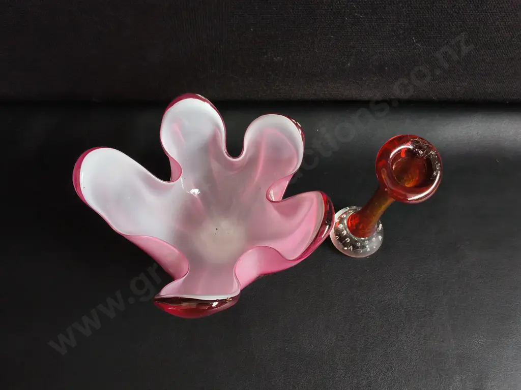 VINTAGE MID CENTURY ART GLASS, PINK HANDKERCHIEF LOTUS VASE AND ORANGE BUD VASE, TALLEST H 16.5 CM Image 1++