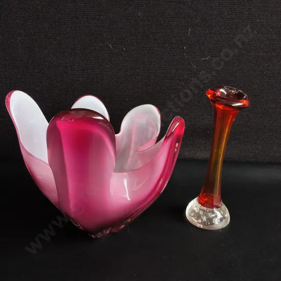 VINTAGE MID CENTURY ART GLASS, PINK HANDKERCHIEF LOTUS VASE AND ORANGE BUD VASE, TALLEST H 16.5 CM
