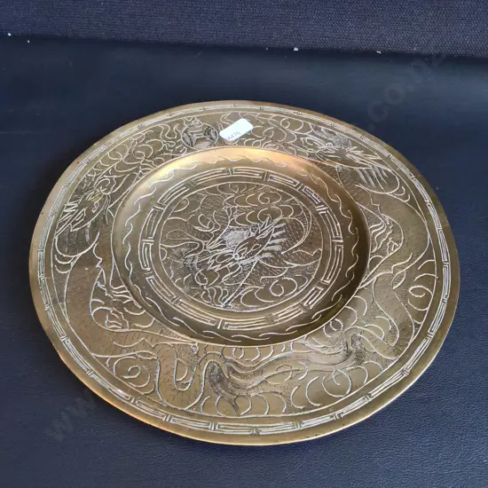 VINTAGE CHINESE BRASS DRAGON CHARGER PLATE, DIA 26 CM