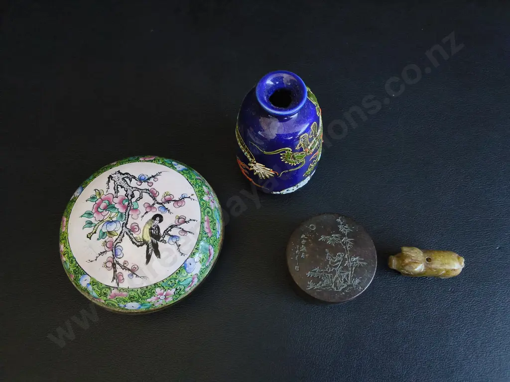 VINTAGE CHINESE DECORATIVE ITEMS, ENAMEL TRINKET BOX, CLOISONNÉ BOTTLE AND HARDSTONE CARVING, TALLEST H 8 CM Image 1++