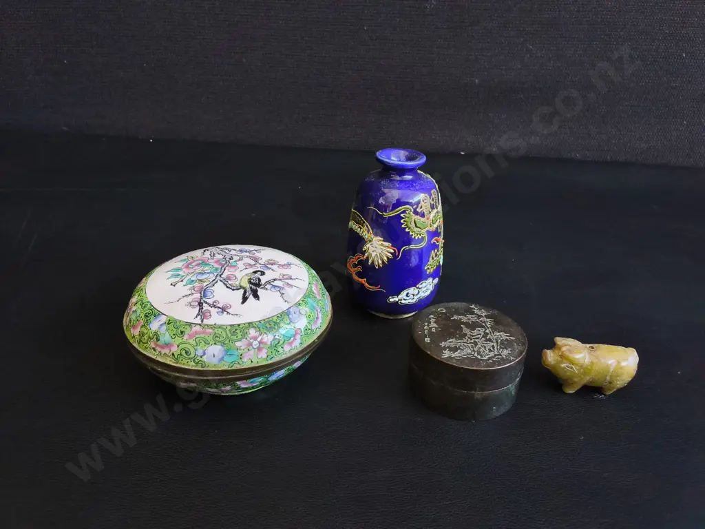 VINTAGE CHINESE DECORATIVE ITEMS, ENAMEL TRINKET BOX, CLOISONNÉ BOTTLE AND HARDSTONE CARVING, TALLEST H 8 CM Image 1++