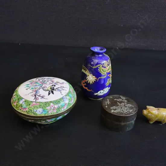 VINTAGE CHINESE DECORATIVE ITEMS, ENAMEL TRINKET BOX, CLOISONNÉ BOTTLE AND HARDSTONE CARVING, TALLEST H 8 CM