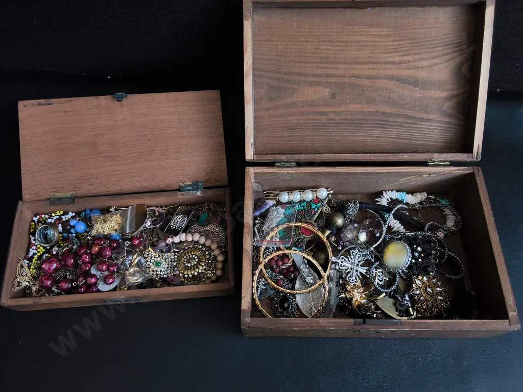 PAIR OF WOODEN JEWELRY BOXES INCLUDING CONTENTS Image 1++