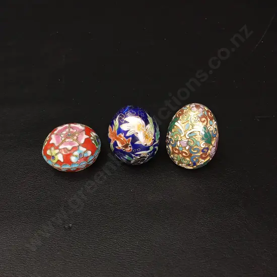 2 VINTAGE CHINESE CLOISONNÉ EGGS AND A TRINKET BOX TALLEST H6CM