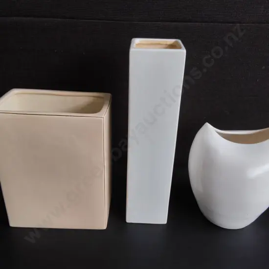 3 CERAMIC MINIMALIST VASES, TALLEST H 29 CM