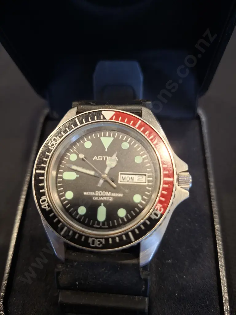 WATCH - ASTINA QUARTZ MENS DIVE WATCH WATER RESISTANT TO 200M BLACK RUBBER STRAP IN BOX Image 1++