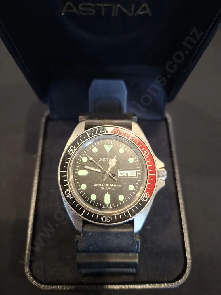 WATCH - ASTINA QUARTZ MENS DIVE WATCH WATER RESISTANT TO 200M BLACK RUBBER STRAP IN BOX Image 1++