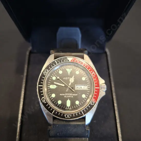 WATCH - ASTINA QUARTZ MENS DIVE WATCH WATER RESISTANT TO 200M BLACK RUBBER STRAP IN BOX