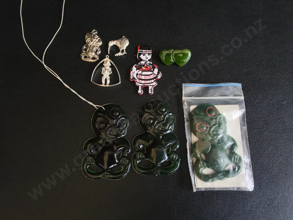 VINTAGE NZ SOUVENIRS, RETRO PLASTIC TIKIS AND ENAMEL CHARMS, INCLUDING AIR NEW ZEALAND TIKI PENDANT Image 1++