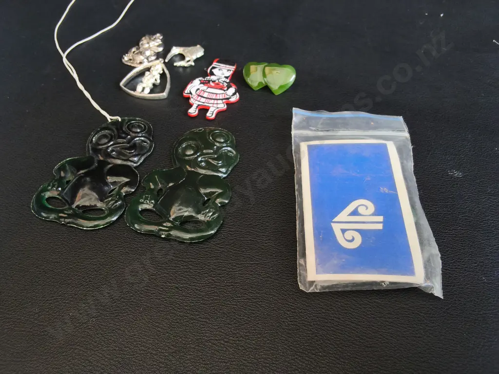 VINTAGE NZ SOUVENIRS, RETRO PLASTIC TIKIS AND ENAMEL CHARMS, INCLUDING AIR NEW ZEALAND TIKI PENDANT Image 1++