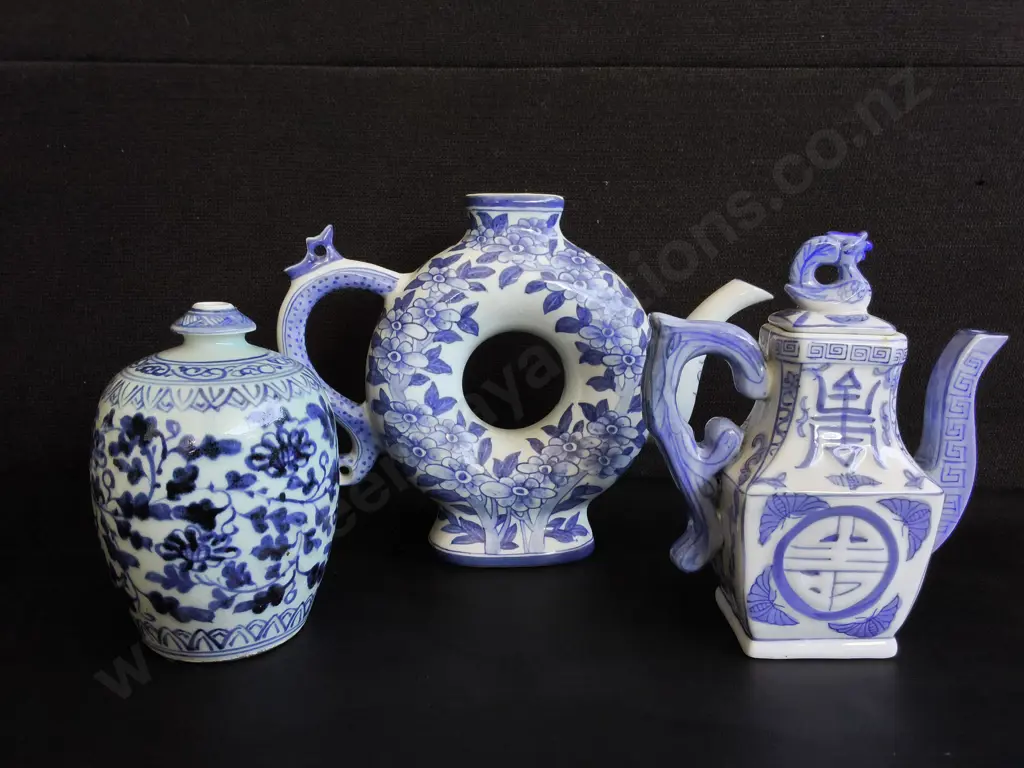 VINTAGE BLUE AND WHITE PORCELAIN ITEMS, CHINOISERIE STYLE, 3 PIECES, TALLEST H 21 CM Image 1++