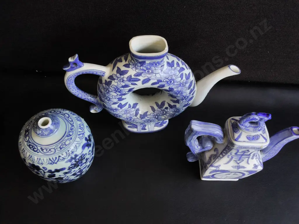 VINTAGE BLUE AND WHITE PORCELAIN ITEMS, CHINOISERIE STYLE, 3 PIECES, TALLEST H 21 CM Image 1++