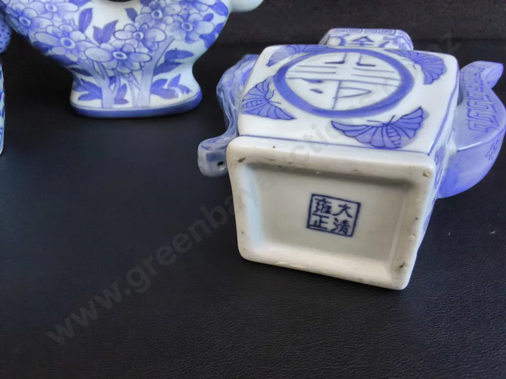 VINTAGE BLUE AND WHITE PORCELAIN ITEMS, CHINOISERIE STYLE, 3 PIECES, TALLEST H 21 CM Image 1++