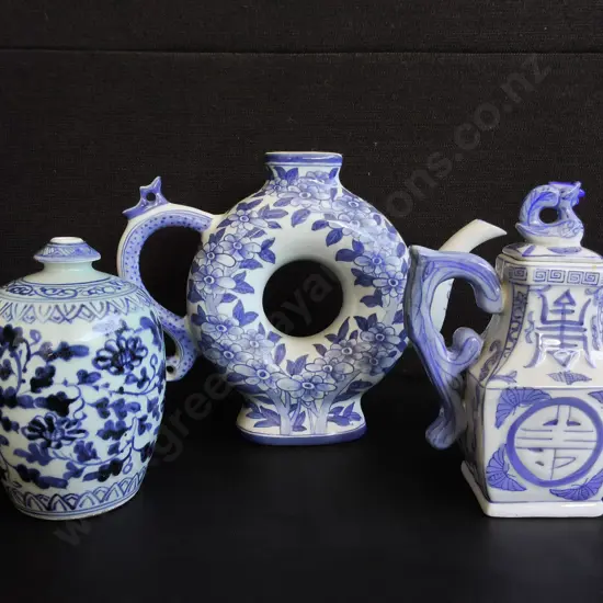 VINTAGE BLUE AND WHITE PORCELAIN ITEMS, CHINOISERIE STYLE, 3 PIECES, TALLEST H 21 CM