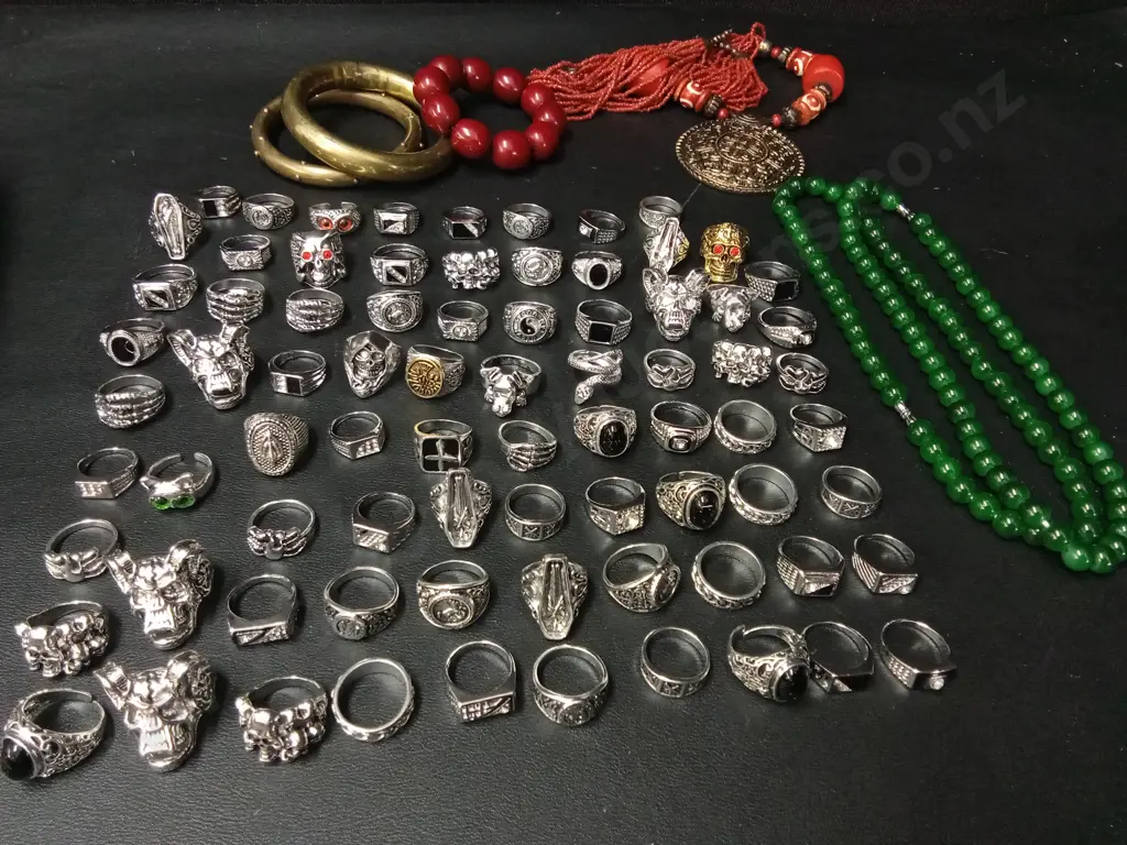 ASSORTED JEWELLERY MOSTLY RINGS Image 1++