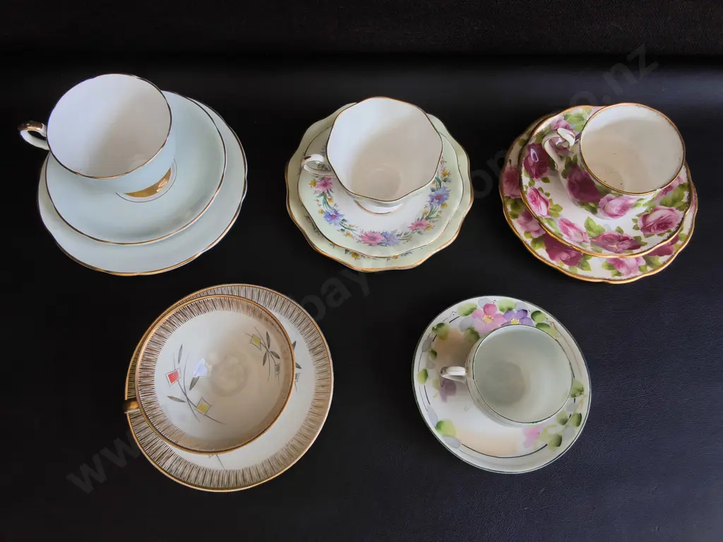 5 VINTAGE TEA CUP AND SAUCER SETS, INCLUDING BONE CHINA Image 1++