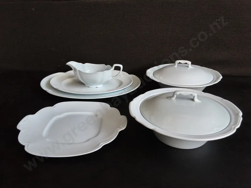 VINTAGE JOHNSON BROS GREYDAWN SERVING WARE, 6 PIECES, INCLUDING TUREENS, PLATTERS, SAUCE BOAT, WIDEST W 36 CM Image 1++