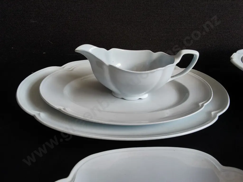 VINTAGE JOHNSON BROS GREYDAWN SERVING WARE, 6 PIECES, INCLUDING TUREENS, PLATTERS, SAUCE BOAT, WIDEST W 36 CM Image 1++