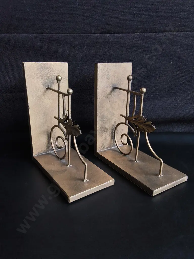 PAIR OF DECORATIVE GOLD COLOUR METAL BOOKENDS, H 22 CM Image 1++