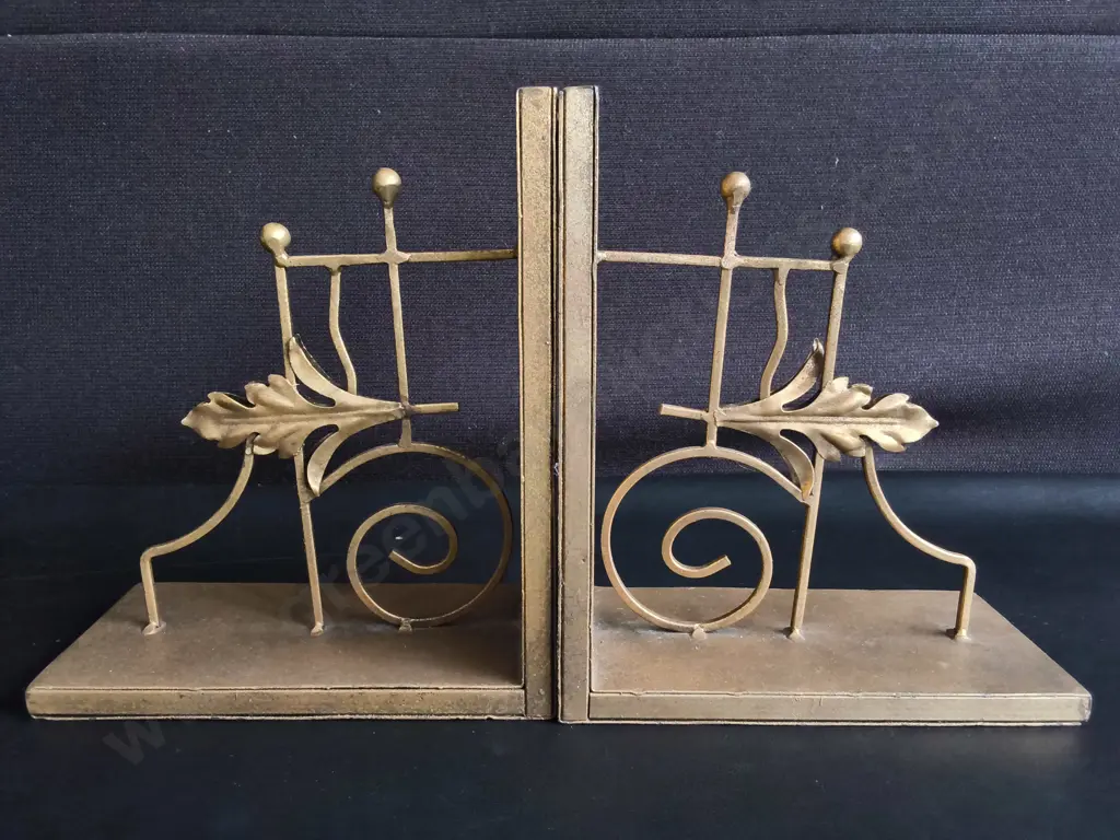 PAIR OF DECORATIVE GOLD COLOUR METAL BOOKENDS, H 22 CM Image 1++