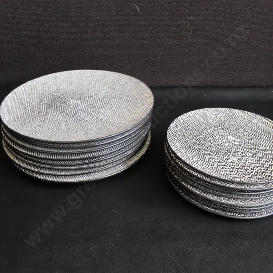 SET OF 16 PLATES, WIDEST DIA 27 CM