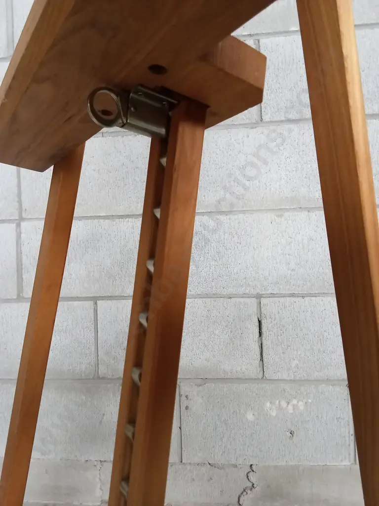 ADJUSTABLE EASEL, MAX HEIGHT IS 240CM Image 1++