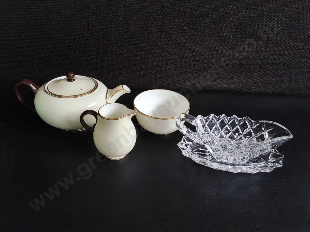 VINTAGE 3 PIECE WEDGWOOD TEA SET, AND PRESSED GLASS GRAVY BOAT SET, TALLETS H 8 CM Image 1++