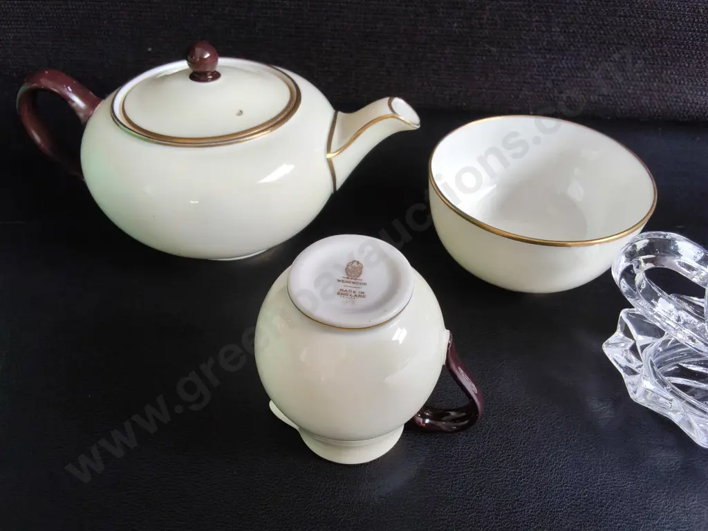 VINTAGE 3 PIECE WEDGWOOD TEA SET, AND PRESSED GLASS GRAVY BOAT SET, TALLETS H 8 CM Image 1++