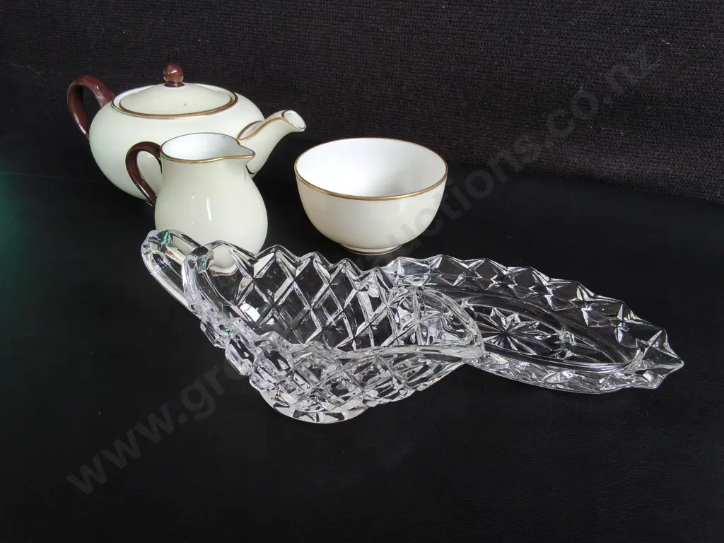 VINTAGE 3 PIECE WEDGWOOD TEA SET, AND PRESSED GLASS GRAVY BOAT SET, TALLETS H 8 CM Image 1++