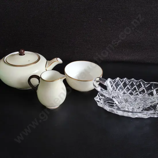 VINTAGE 3 PIECE WEDGWOOD TEA SET, AND PRESSED GLASS GRAVY BOAT SET, TALLETS H 8 CM