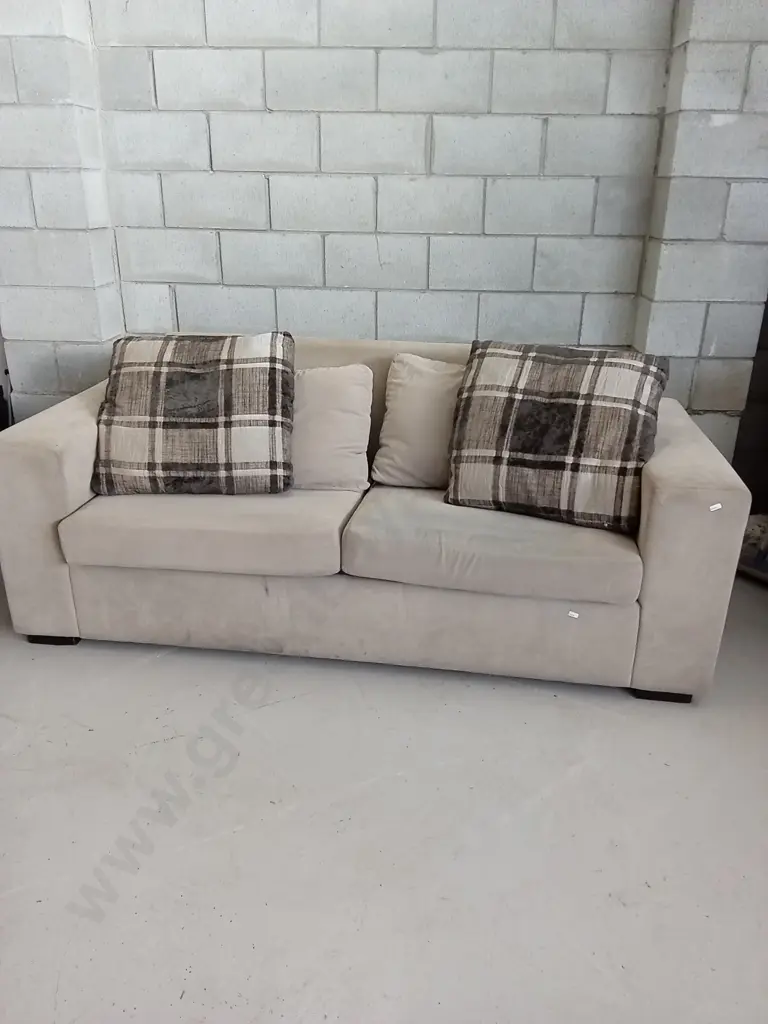 SOFA SET WITH ONE PULL OUT BED, BACK SOFA IS H 80CM X W 200C, X D 90CM, NEEDS REPAIR AS SEEN IN PHOTO'S Image 1++