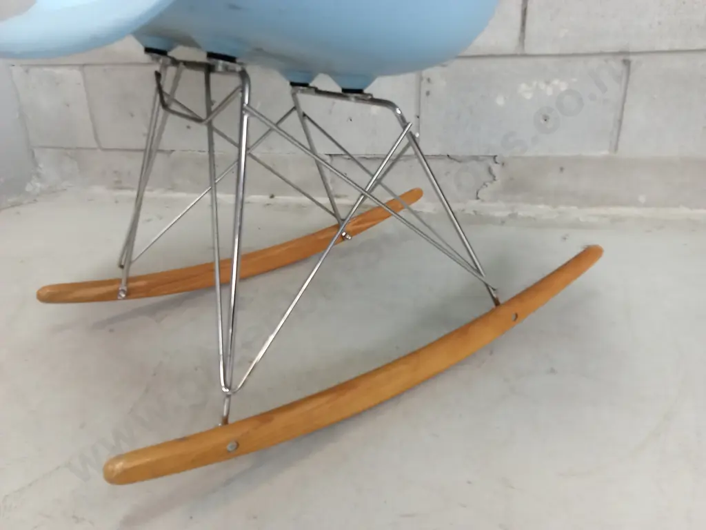 PLASTIC ROCKING CHAIR, 70CM TALL Image 1++