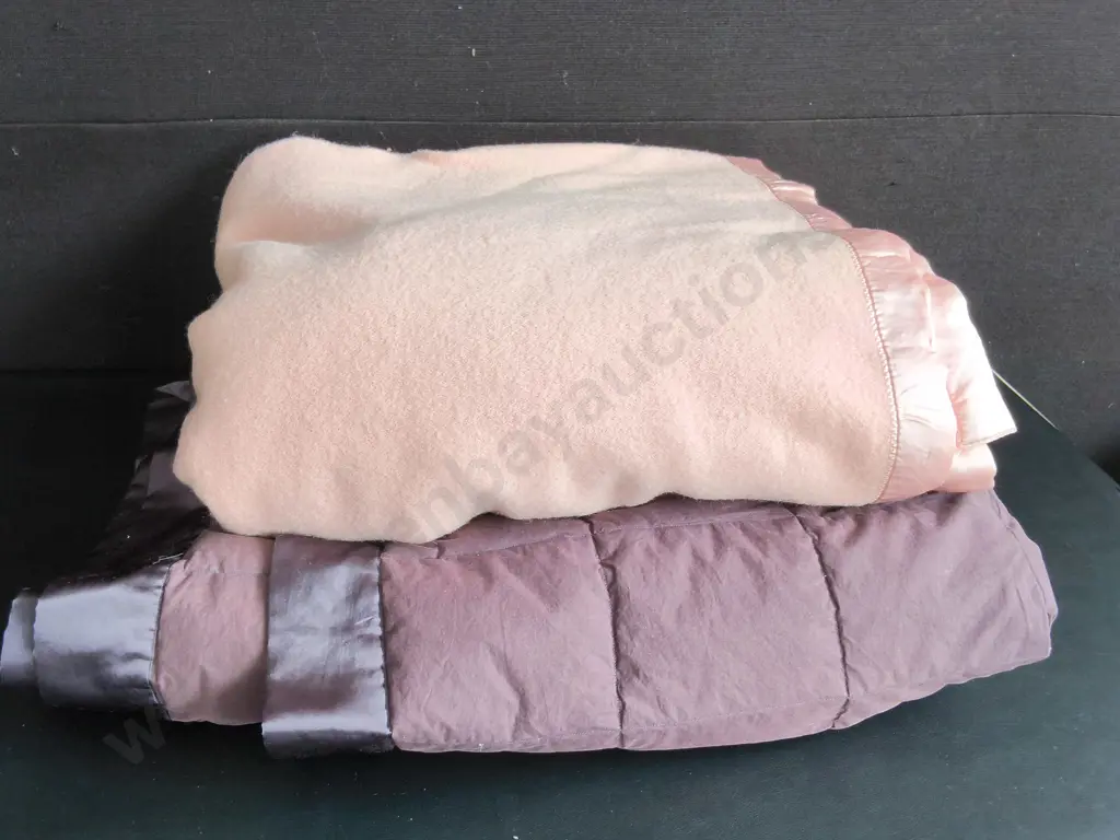 PAIR OF BLANKETS, INCLUDING ONE WOOLEN Image 1++