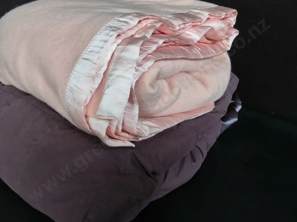 PAIR OF BLANKETS, INCLUDING ONE WOOLEN Image 1++