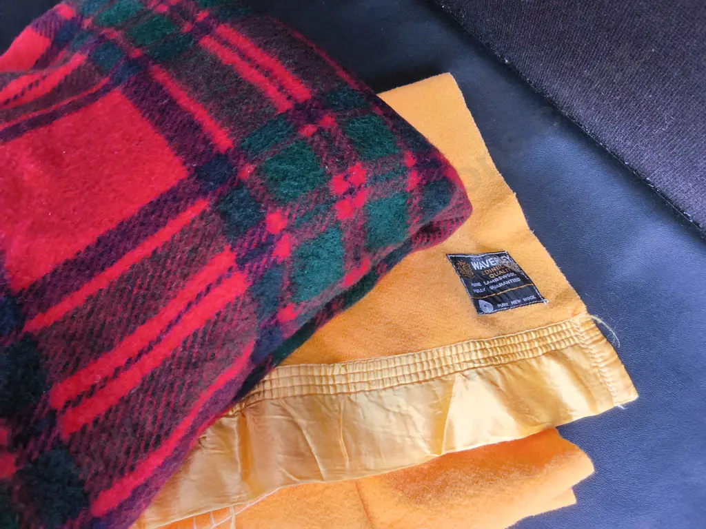 PAIR OF WOOLEN BLANKETS Image 1++