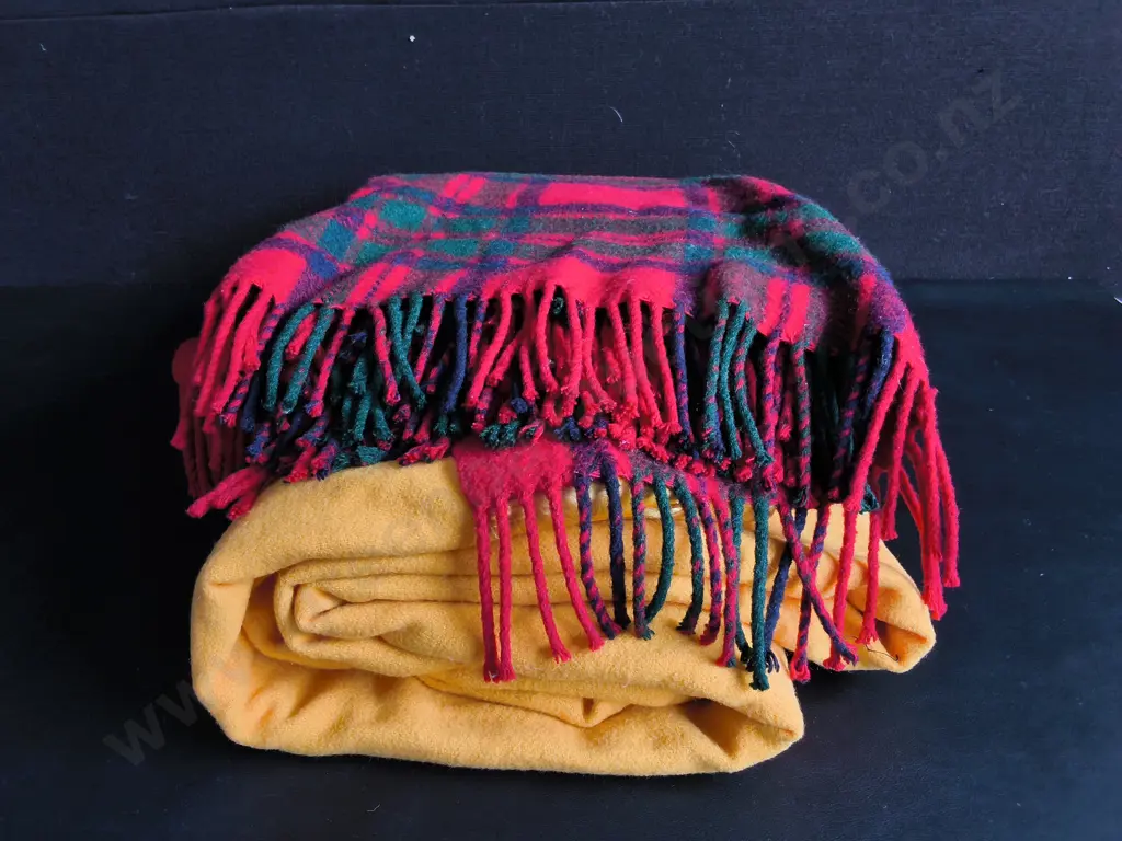 PAIR OF WOOLEN BLANKETS Image 1++