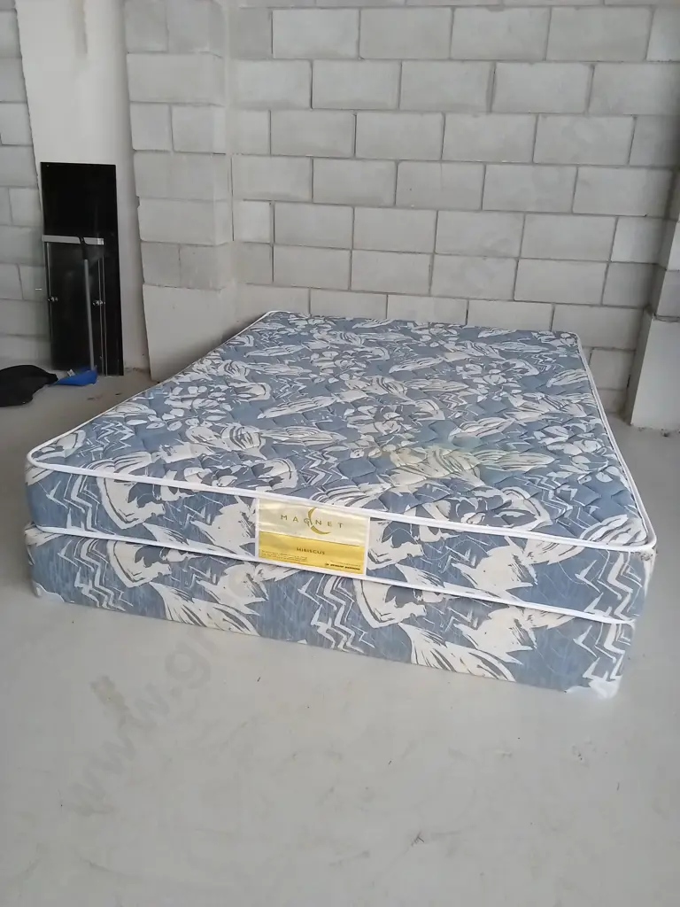 QUEEN MAGNET MATTRESS WITH MATCHING BASE Image 1++
