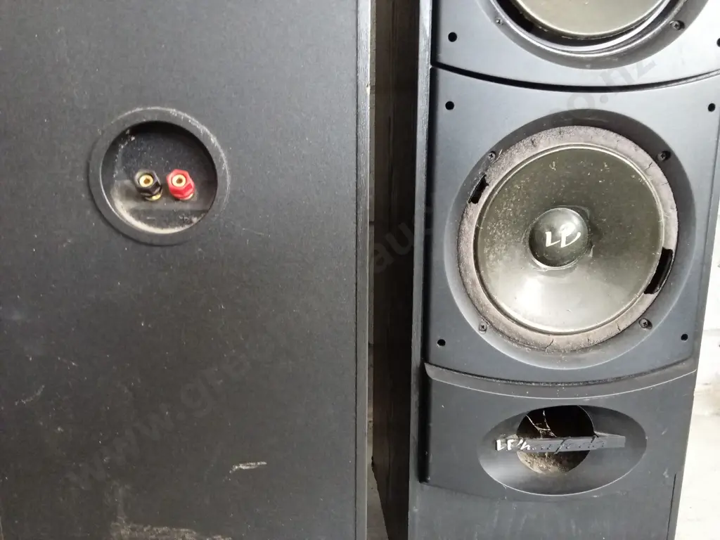 PAIR OF WHARFEDALE SPEAKERS Image 1++