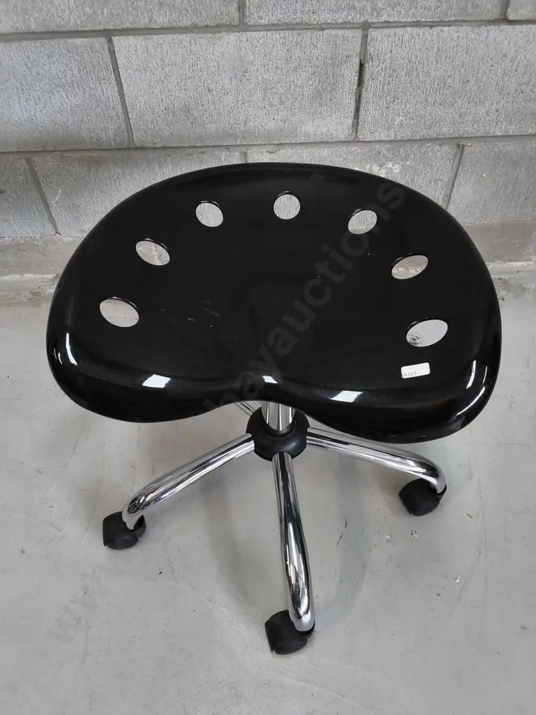 ADJUSTABLE HEIGHT BLACK TRACTOR SEAT STOOL Image 1++