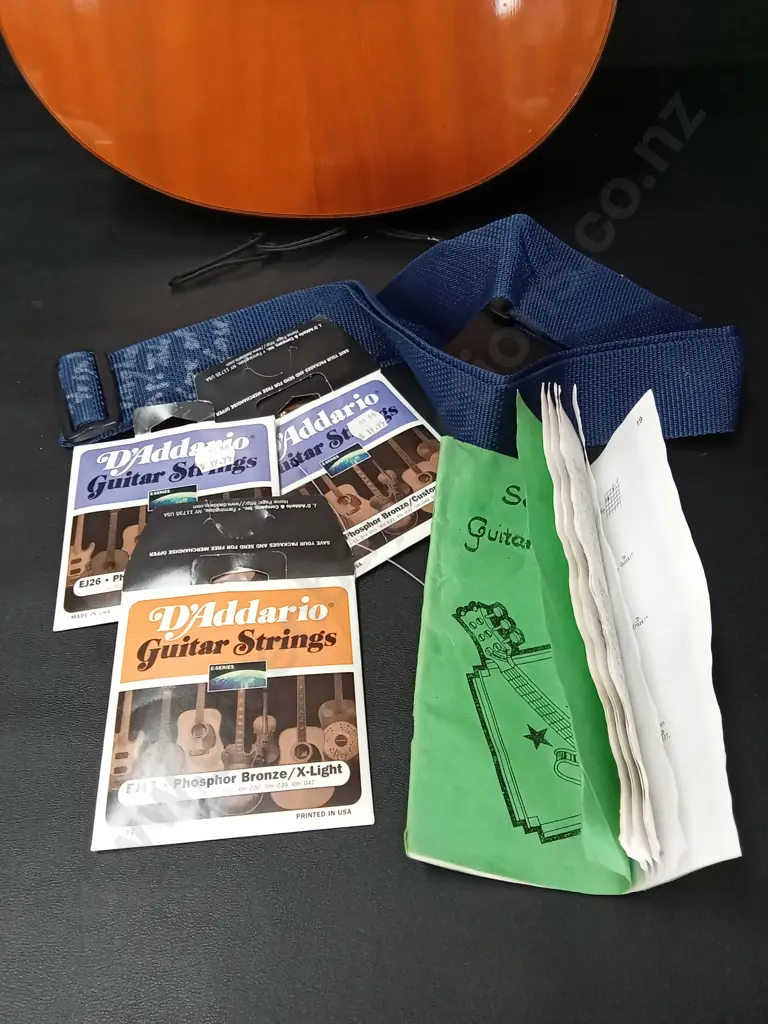 ACOUSTIC GUITAR AND ACCESSORIES Image 1++