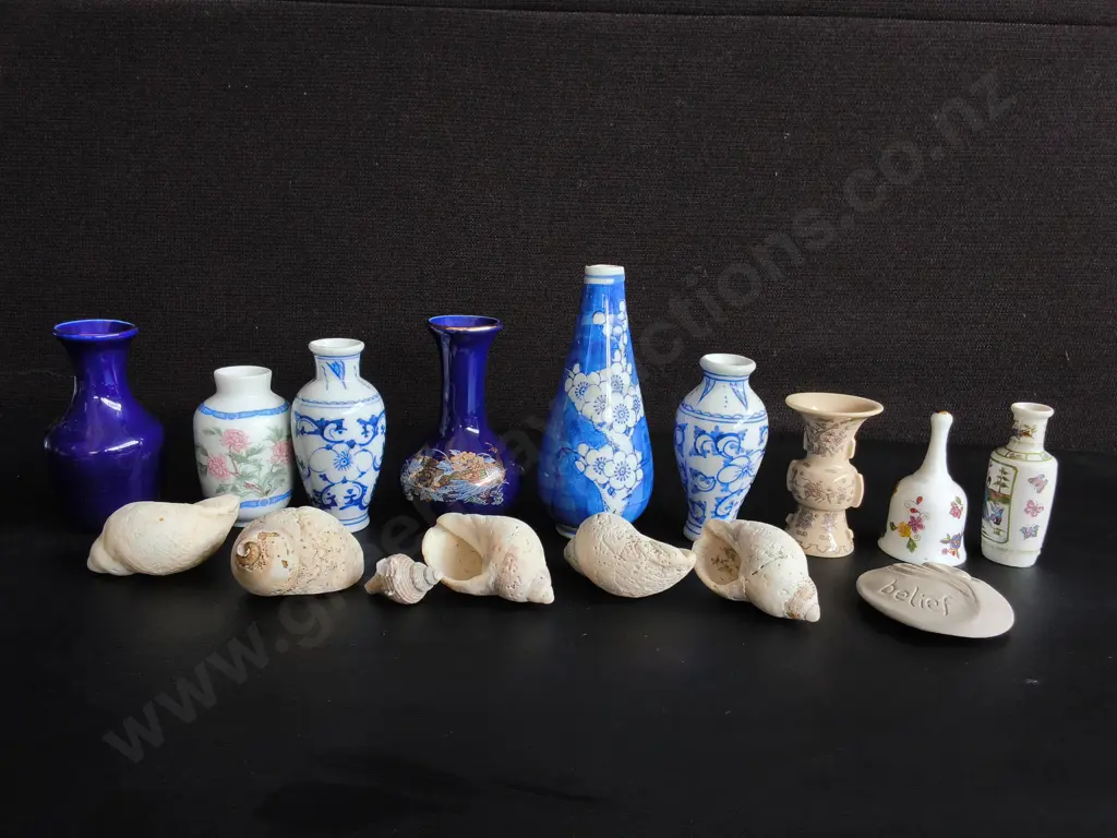 COLLECTION OF VINTAGE MINIATURE PORCELAIN VASES, AND NATURAL SEA SHELLS, TALLEST H 14 CM Image 1++