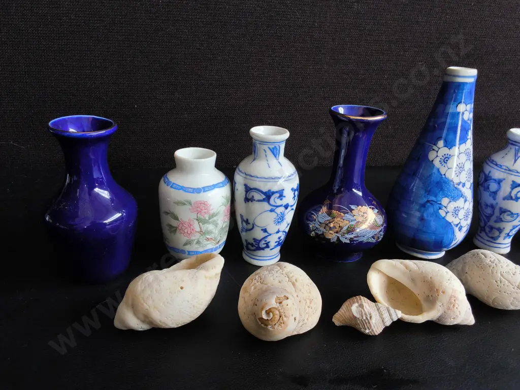 COLLECTION OF VINTAGE MINIATURE PORCELAIN VASES, AND NATURAL SEA SHELLS, TALLEST H 14 CM Image 1++