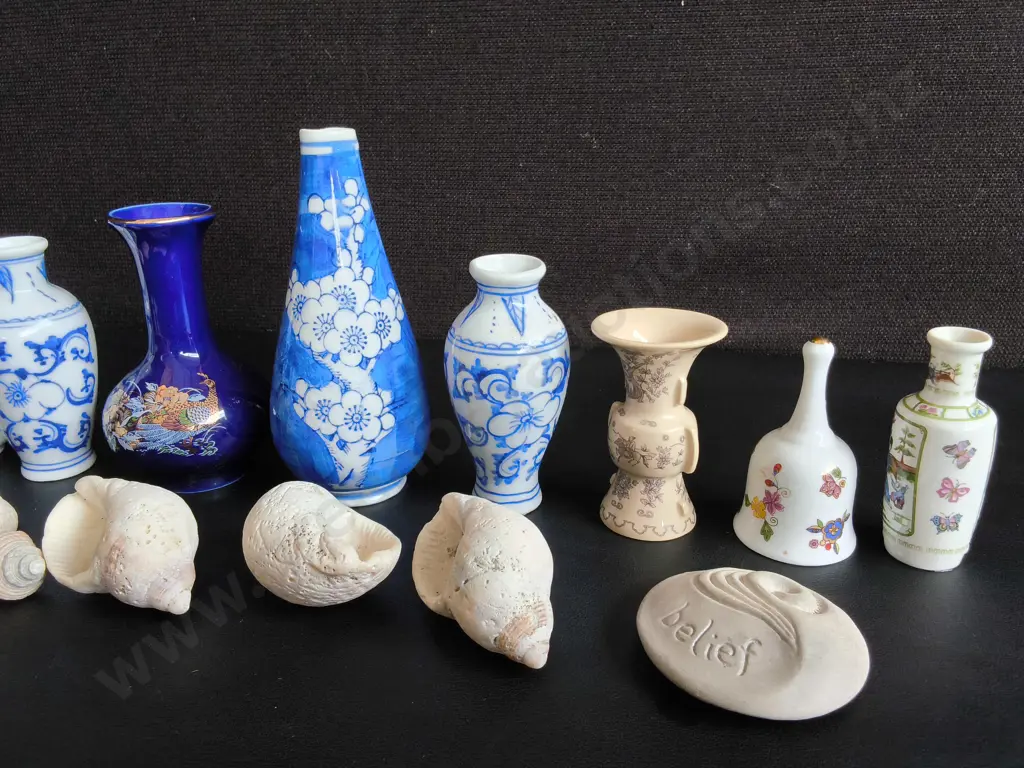COLLECTION OF VINTAGE MINIATURE PORCELAIN VASES, AND NATURAL SEA SHELLS, TALLEST H 14 CM Image 1++
