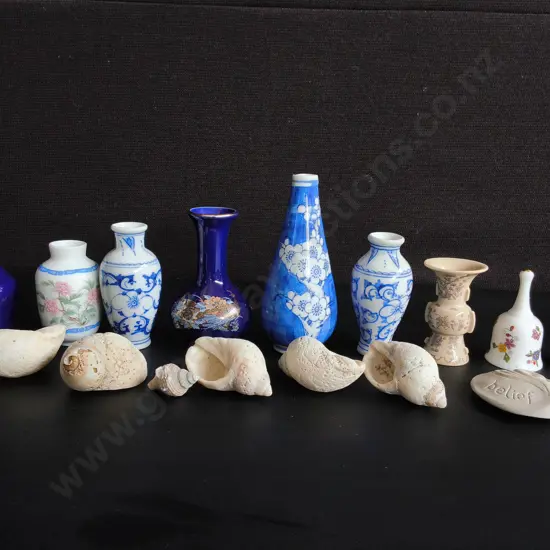 COLLECTION OF VINTAGE MINIATURE PORCELAIN VASES, AND NATURAL SEA SHELLS, TALLEST H 14 CM