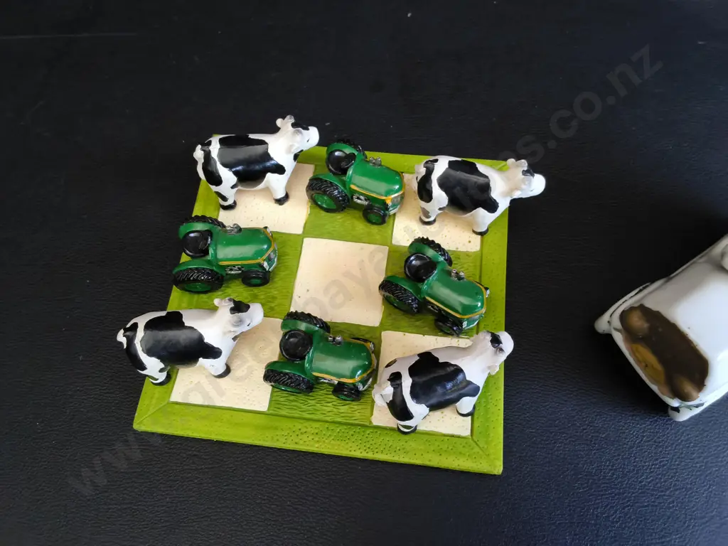 NOVELTY TIC TAC TOE GAME AND CERAMIC WAGON DECOR, TALLEST H 6 CM Image 1++
