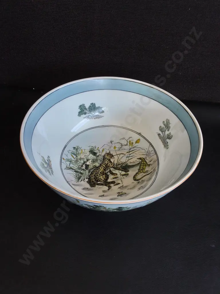 VINTAGE CHINESE FAMILLE ROSE WILDLIFE PORCELAIN BOWL, DIA 25 CM Image 1++