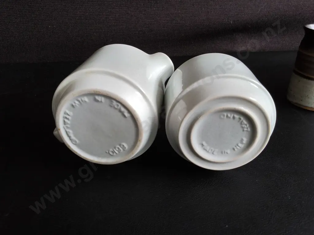 VINTAGE NZ POTTERY, INCLUDING CROWN LYNN STACKING CREAMER Image 1++